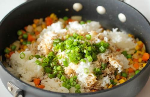 Жареный рис с креветками и овощами. Рис с креветками и овощами