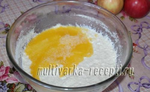 Королевский пирог с яблоками и творогом в мультиварке. Творожная шарлотка с яблоками в мультиварке