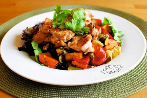 Какие ингредиенты можно использовать для приготовления диетических салатов с копченой курицей. 20 ПП салатов с курицей, которые готовятся проще простого