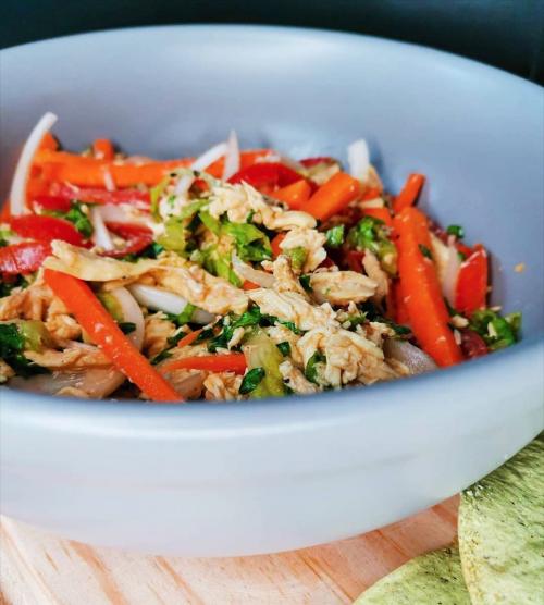 Какие блюда можно приготовить из диетических салатов с копченой курицей. ПП салаты с курицей