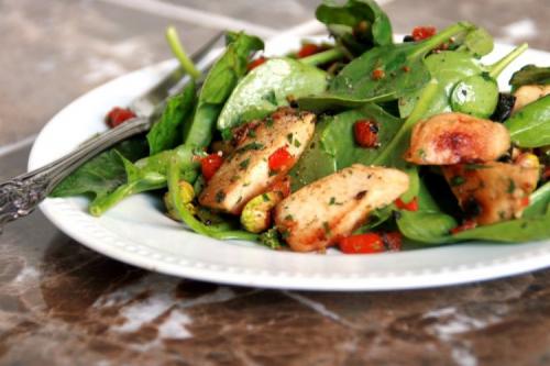 Какие ингредиенты можно использовать для приготовления диетических салатов с копченой курицей. 20 ПП салатов с курицей, которые готовятся проще простого