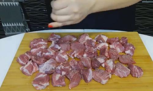 Шашлык в духовке на пергаменте. Шашлык из свинины в духовке на шпажках —, как приготовить шашлык из свинины в домашних условиях