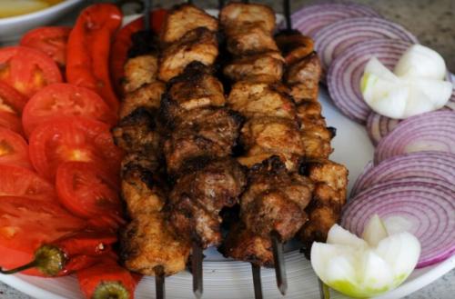 Шашлык из свинины в духовке на противне без шпажек. Шашлык из свинины в духовке: 6 рецептов приготовления без шампуров в домашних условиях