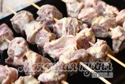 Шашлык из свинины на противне на шпажках. Готовим шашлык из свинины, маринованной в майонезе, на деревянных шпажках в духовке