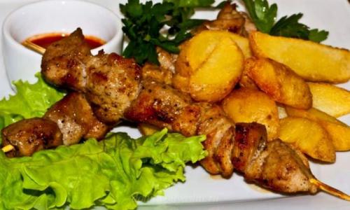 Шашлык из свинины в духовке на шпажках: 10 рецептов, как приготовить сочное и мягкое мясо