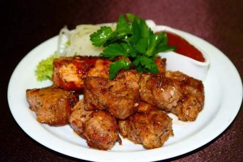 Шашлык из свинины в духовке на шпажках: 10 рецептов, как приготовить сочное и мягкое мясо