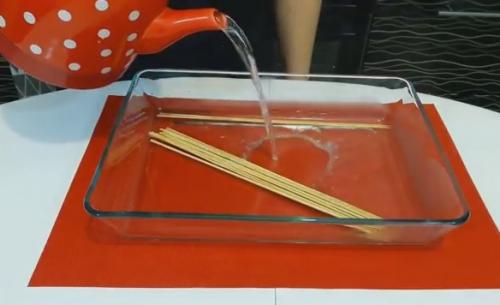 Шашлык в духовке на пергаменте. Шашлык из свинины в духовке на шпажках —, как приготовить шашлык из свинины в домашних условиях