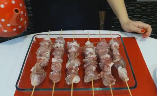 Шашлык в духовке на пергаменте. Шашлык из свинины в духовке на шпажках —, как приготовить шашлык из свинины в домашних условиях