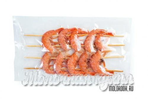 Креветки на шпажках с соусом Терияки.