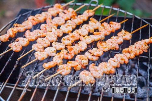 Креветки на шпажках с соусом Терияки.