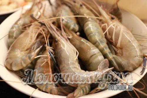 Креветки на шпажках с соусом Терияки.