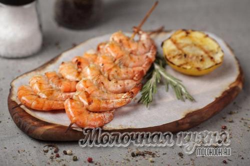 Креветки на шпажках с соусом Терияки.