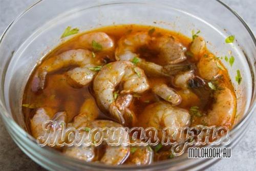 Креветки на шпажках с соусом Терияки.