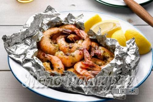 Креветки на шпажках с соусом Терияки.