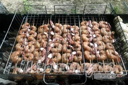 Креветки на шпажках с соусом Терияки.