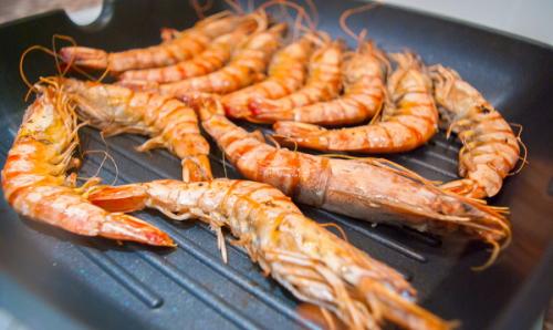 Креветки на шпажках в духовке. Креветки на гриле в панцире и без. Рецепт в духовке, на шпажках, мангале, костре, маринад, соус