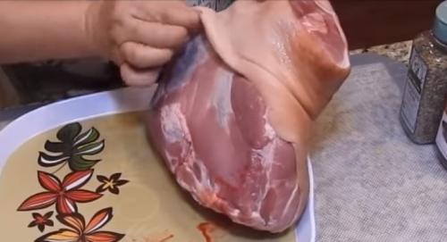 Можно ли запекать свиную рульку в духовке без присыпки. Самый лучший рецепт запеченной свиной рульки в духовке