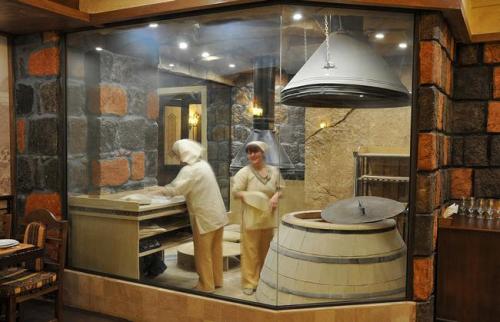 Какие рестораны в Ереване предлагают блюда по доступным ценам и вкусные закуски. Лучшие кафе и рестораны Еревана