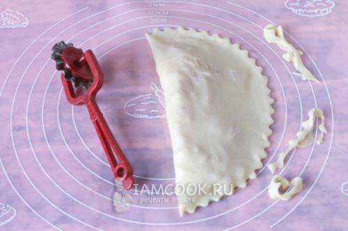 Чебуреки с помидорами и сыром почти. Пошаговое приготовление чебуреков с сыром, мясом и помидорами: 12