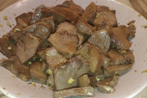 Какие ингредиенты нужны для приготовления языка свиной с грибами