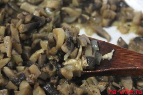 Жульен с языком и грибами под сырной корочкой. Жульен из языка с грибами