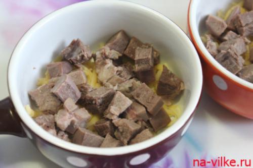 Жульен с языком и грибами под сырной корочкой. Жульен из языка с грибами