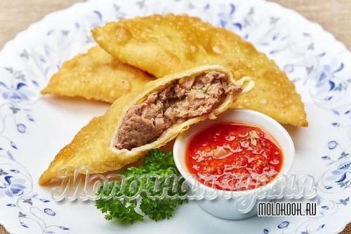 Чебуреки сметанные с брынзой.