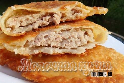 Чебуреки сметанные с брынзой.