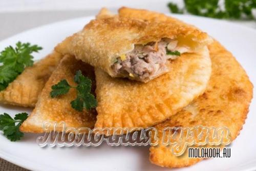 Чебуреки сметанные с брынзой.