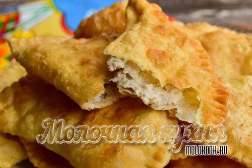 Чебуреки сметанные с брынзой.