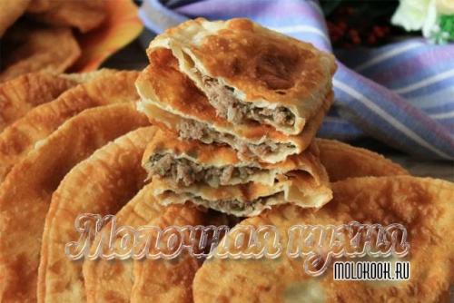 Чебуреки сметанные с брынзой.