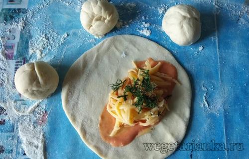 Чебуреки с сыром и зеленью. Аппетитные чебуреки с сыром и зеленью
