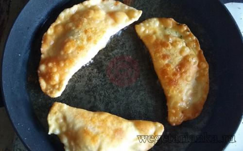 Чебуреки с сыром и зеленью. Аппетитные чебуреки с сыром и зеленью
