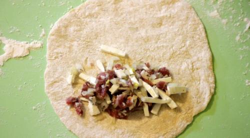 Чебуреки с мясом и брынзой. Чебурек с начинкой из баранины и брынзы с чесночным соусом 07 Чебуреки с мясом и брынзой. Чебурек с начинкой из баранины и брынзы с чесночным соусом 07