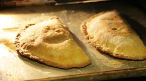 Чебуреки с мясом и брынзой. Чебурек с начинкой из баранины и брынзы с чесночным соусом 09 Чебуреки с мясом и брынзой. Чебурек с начинкой из баранины и брынзы с чесночным соусом 09