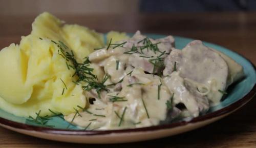 Можно ли запекать язык с грибами в мультиварке. Нежный свиной язык с грибами в сливочном соусе