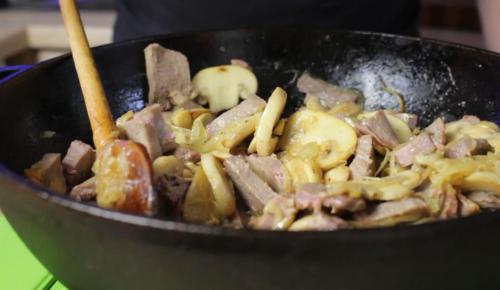 Можно ли запекать язык с грибами в мультиварке. Нежный свиной язык с грибами в сливочном соусе