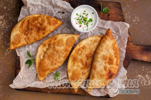 Тесто на чебуреки хрустящее пузырчатое на кипятке с водкой.