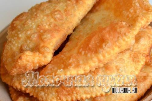 Тесто на чебуреки хрустящее пузырчатое на кипятке с водкой.