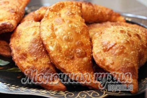 Тесто на чебуреки хрустящее пузырчатое на кипятке с водкой.