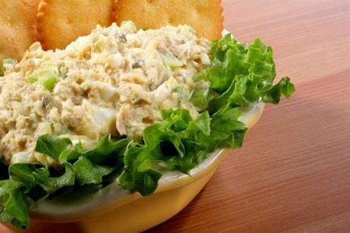 Салат с консервой в томатном соусе. Салаты с рыбными консервами: 20 рецептов быстро, просто и вкусно