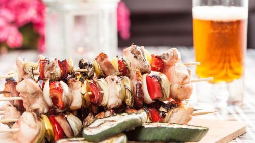 Какие напитки подходят к шашлыку с беконом и болгарским перцем. Выбираем спиртные напитки к шашлыку: правила, запреты, рецепты