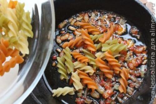 Макароны с консервой в масле. Макароны по-флотски с рыбными консервами в сковороде – блюда монастырской кухни