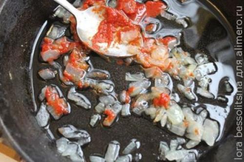 Макароны с консервой в масле. Макароны по-флотски с рыбными консервами в сковороде – блюда монастырской кухни