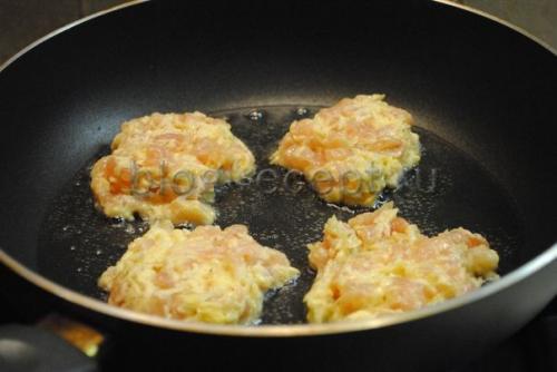 Рубленые куриные котлеты с сыром на сковороде. Вкусные и симпатичные куриные котлетки с сыром