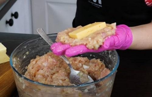 Куриные котлеты в духовке с сыром. Куриные котлеты с сыром внутри в духовке – лучший рецепт