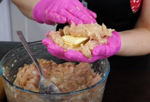 Куриные котлеты в духовке с сыром. Куриные котлеты с сыром внутри в духовке – лучший рецепт