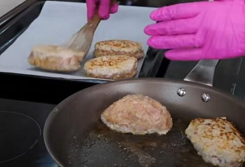 Куриные котлеты в духовке с сыром. Куриные котлеты с сыром внутри в духовке – лучший рецепт