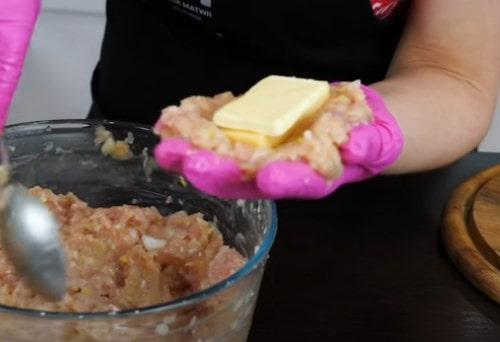 Куриные котлеты в духовке с сыром. Куриные котлеты с сыром внутри в духовке – лучший рецепт