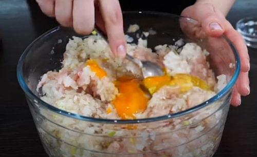 Куриные котлеты в духовке с сыром. Куриные котлеты с сыром внутри в духовке – лучший рецепт